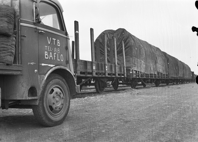 167498 Afbeelding van goederenwagens op de laad- en losplaats van het N.S.-station Baflo te Baflo, met links een ...